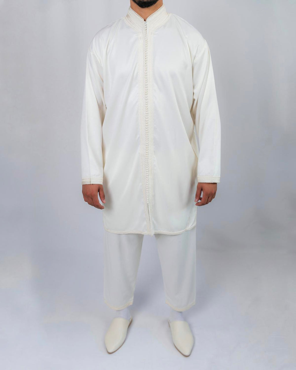 mannequin portant jabador homme matiere deux-pieces de couleur blanc avec un travail finition faite main vue entiere