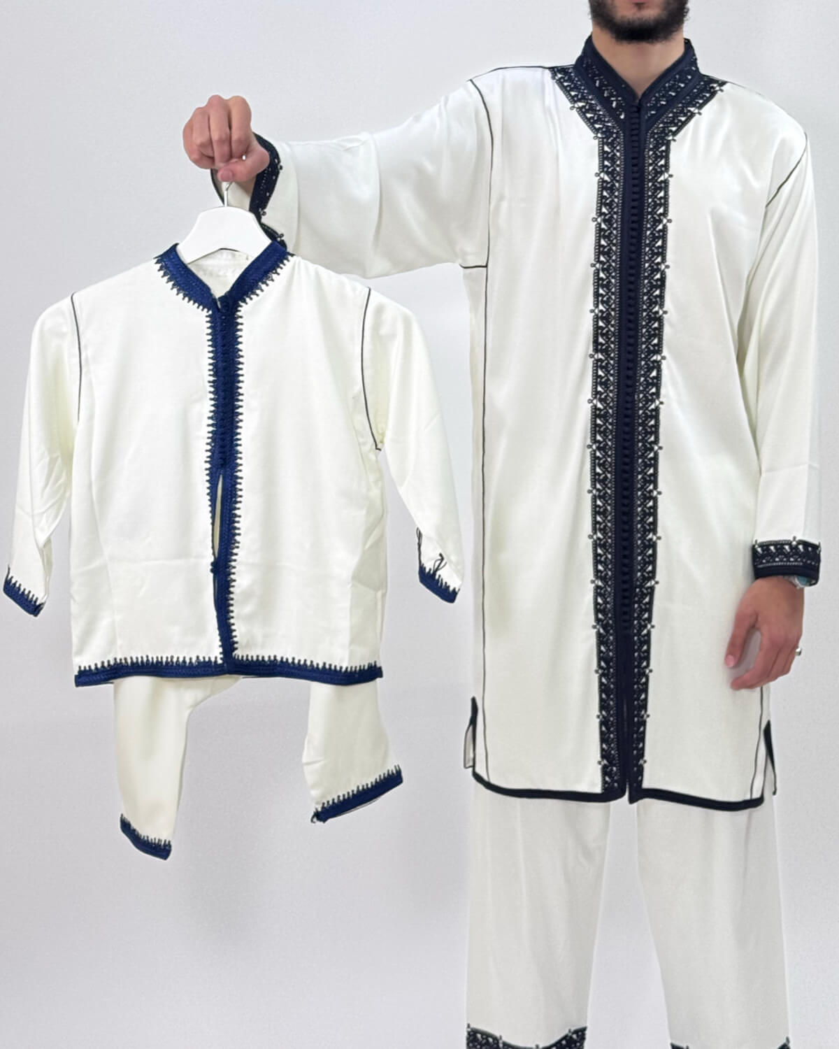 mannequin portant jabador homme matiere trois-pieces de couleur blanc-et-bleu avec un travail finition faite main vue entiere