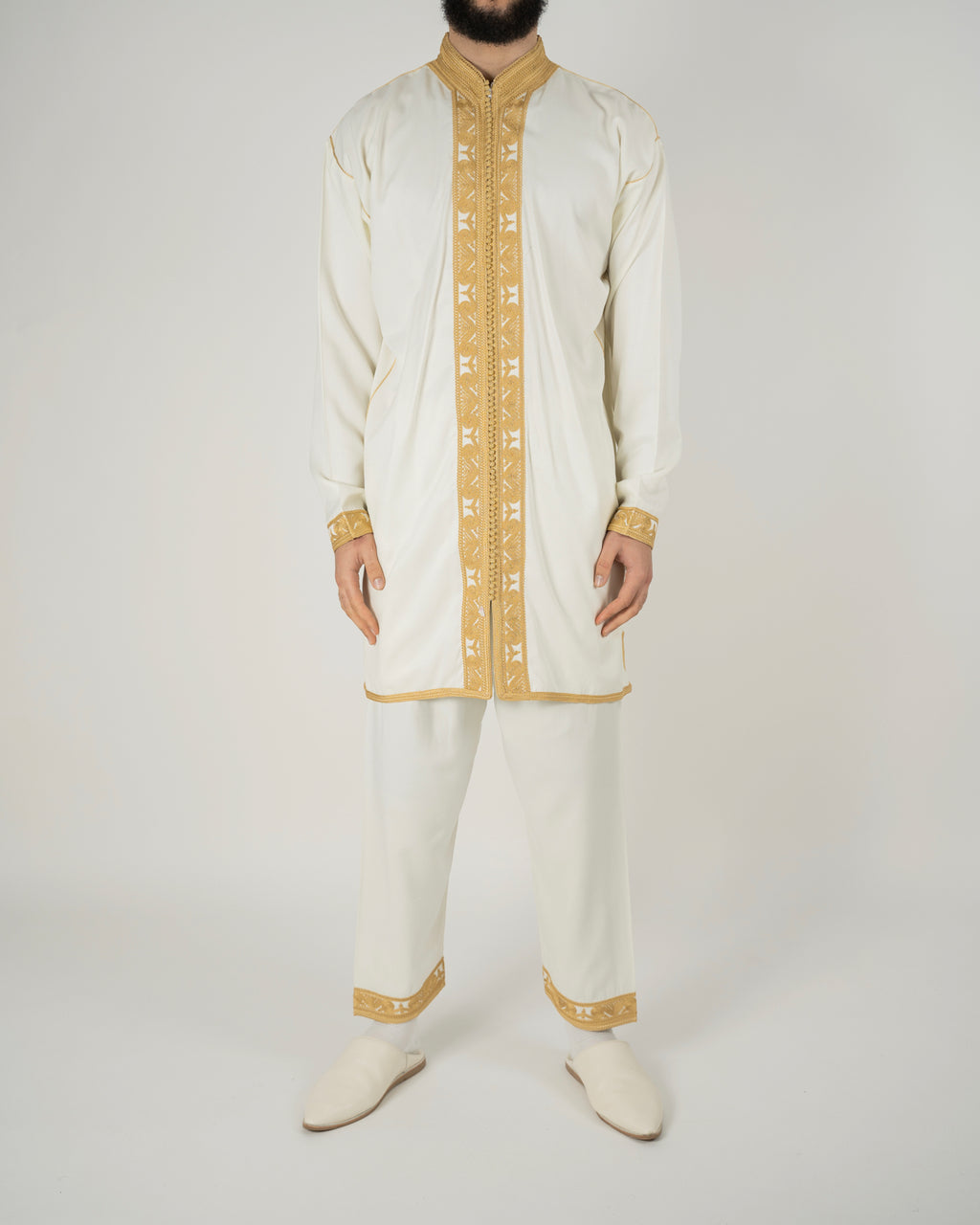mannequin portant jabador homme matiere trois-pieces de couleur blanc-et-or avec un travail finition faite main vue entiere