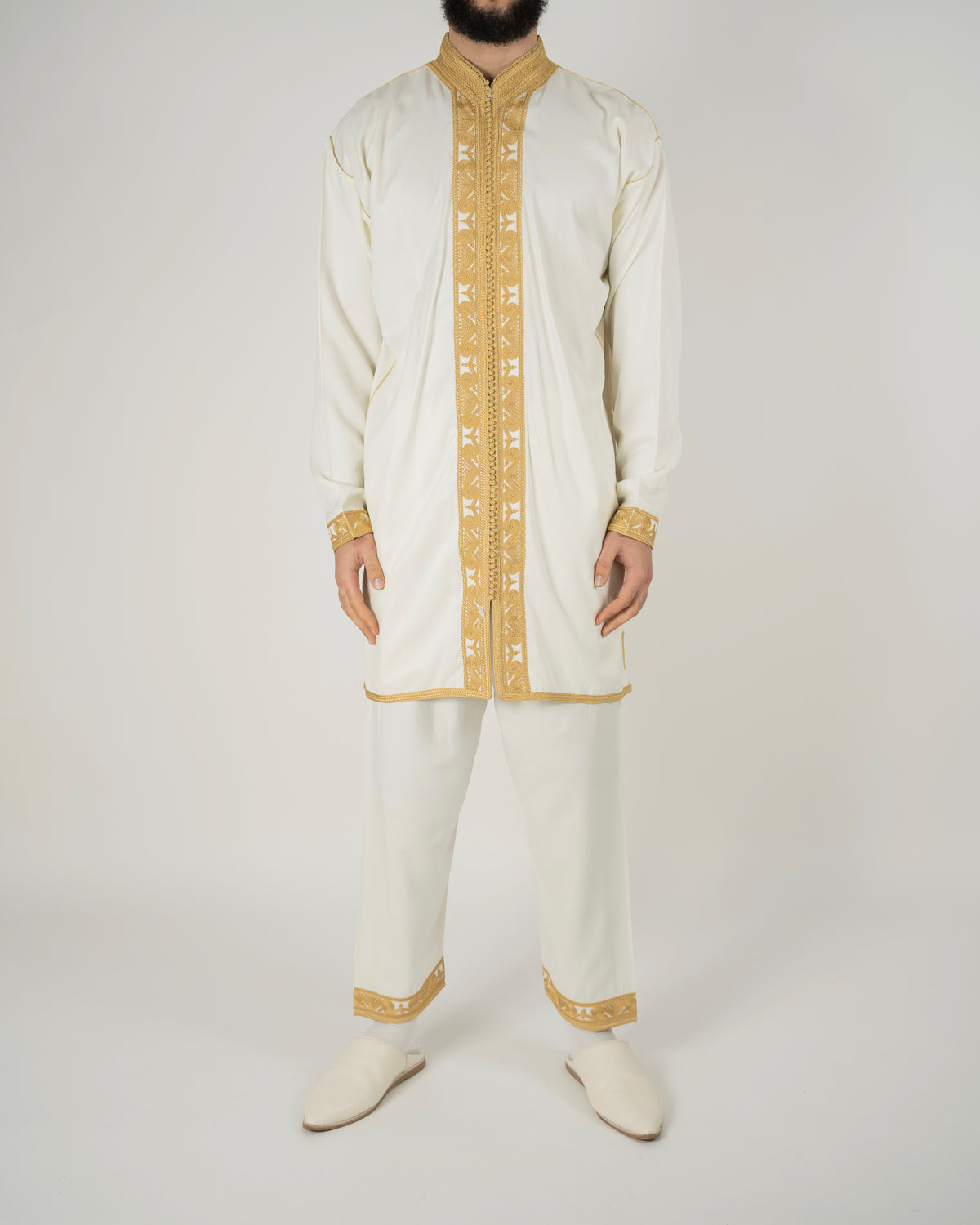 mannequin portant jabador homme matiere trois-pieces de couleur blanc-et-or avec un travail finition faite main vue entiere