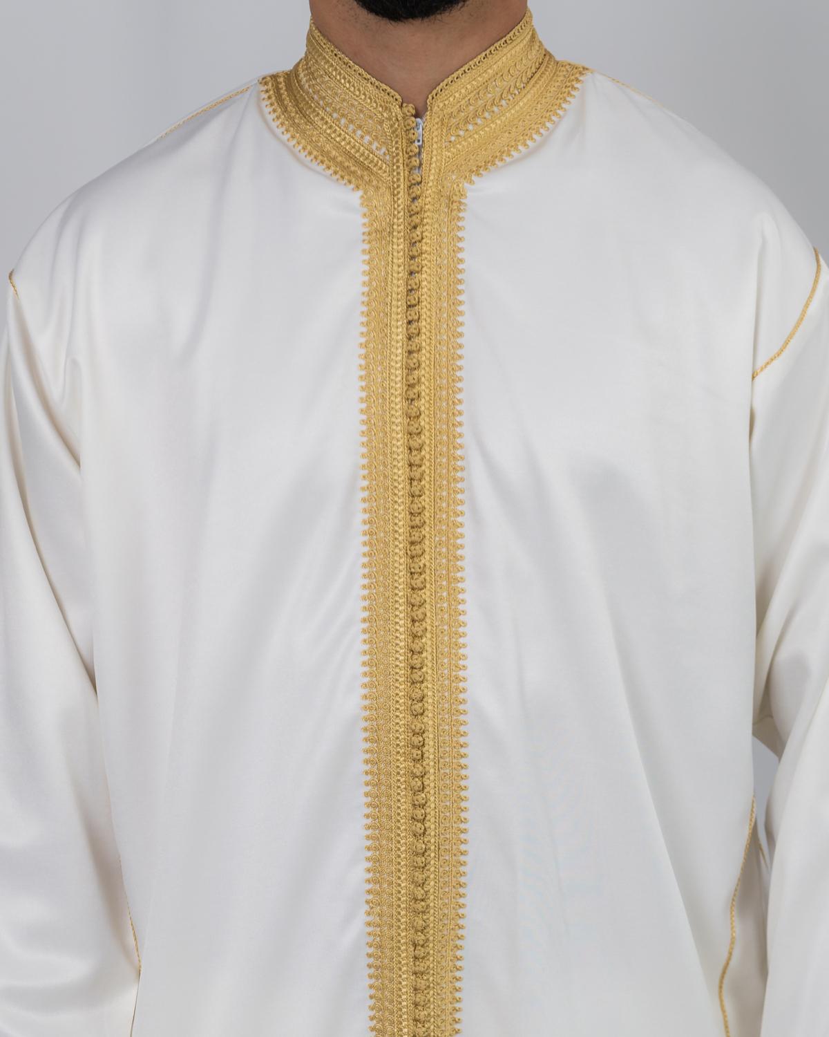 mannequin portant jabador homme matiere trois-pieces de couleur blanc-et-or avec un travail finition faite main vue face-rapprochee