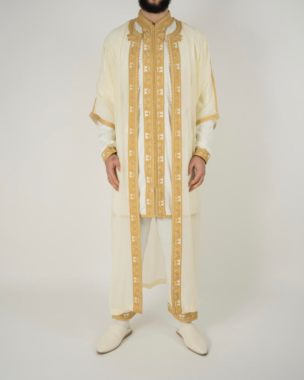 mannequin portant jabador homme matiere trois-pieces de couleur blanc-et-or avec un travail finition faite main vue face-rapprochee