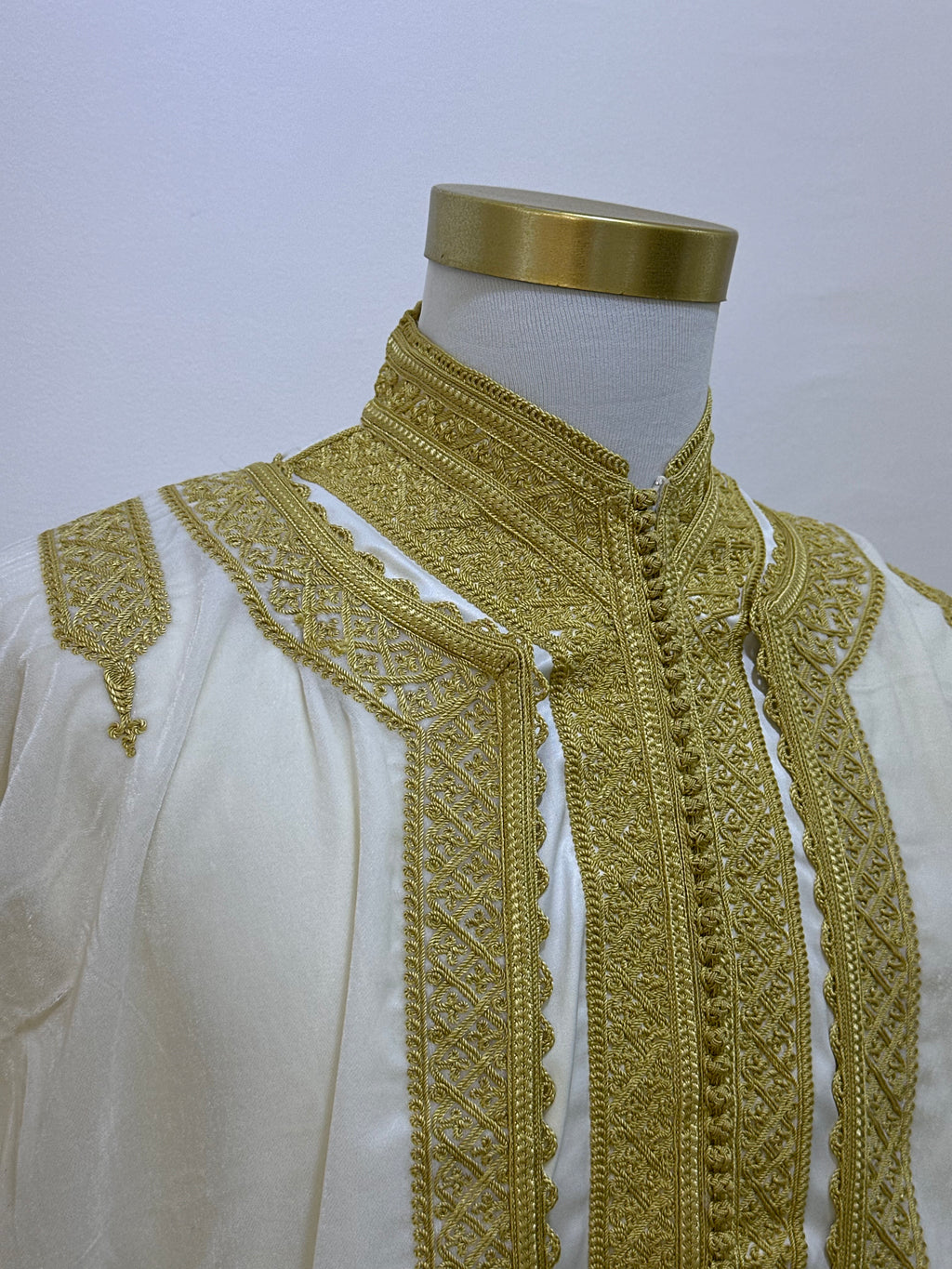 mannequin portant jabador homme matiere trois-pieces de couleur blanc-et-or avec un travail finition faite main vue motifs