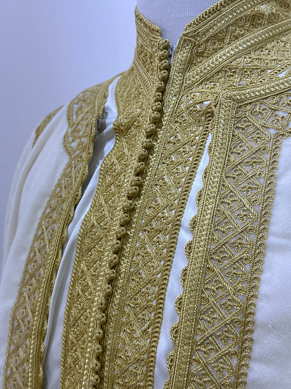 mannequin portant jabador homme matiere trois-pieces de couleur blanc-et-or avec un travail finition faite main vue details-rapproches