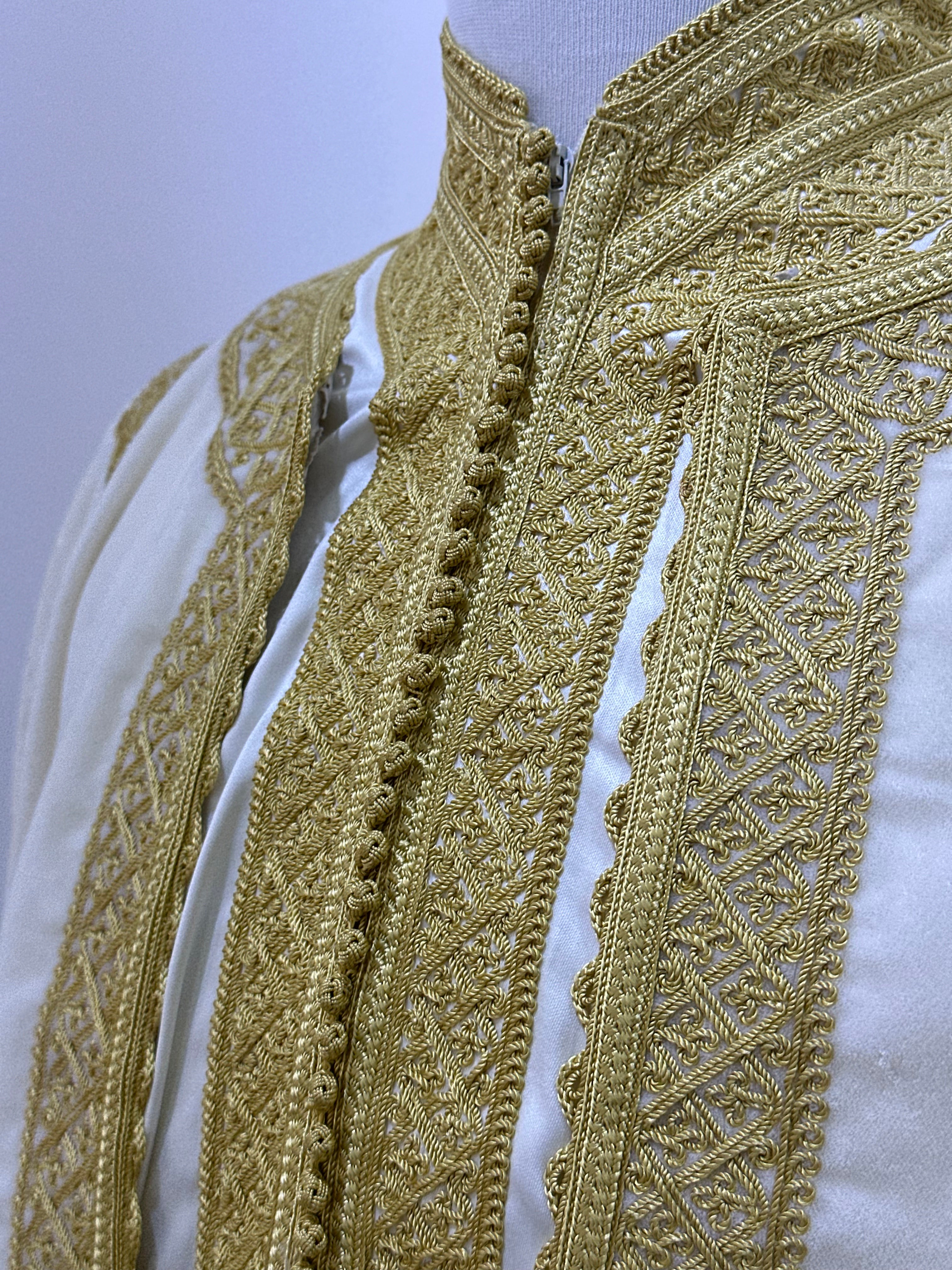mannequin portant jabador homme matiere trois-pieces de couleur blanc-et-or avec un travail finition faite main vue details-rapproches