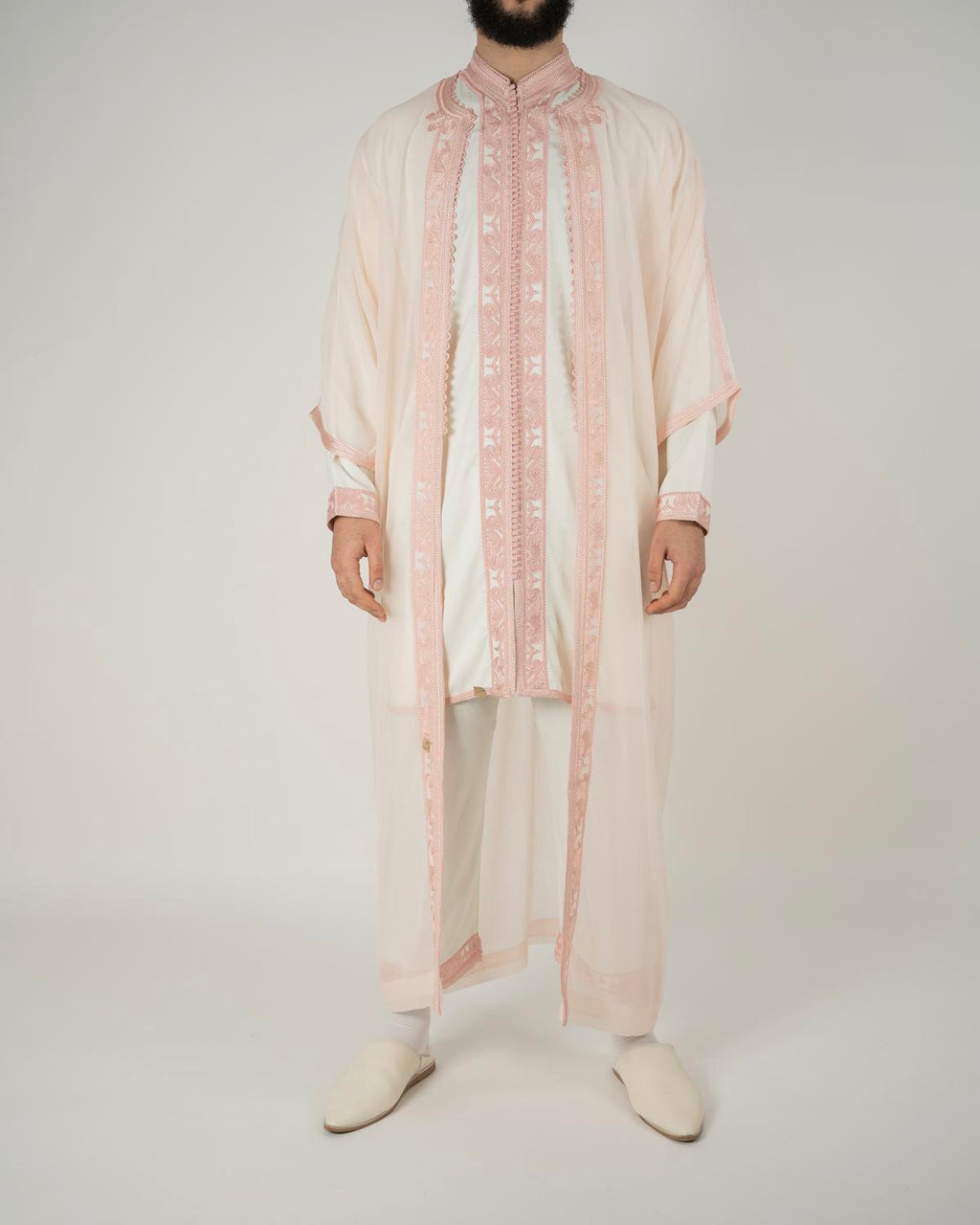 mannequin portant jabador homme matiere trois-pieces de couleur blanc-et-rose avec un travail finition faite main vue entiere