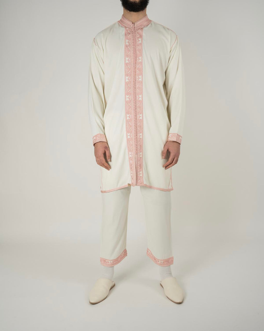 mannequin portant jabador homme matiere trois-pieces de couleur blanc-et-rose avec un travail finition faite main vue entiere