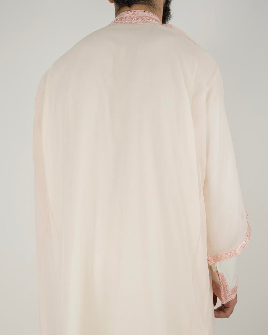 mannequin portant jabador homme matiere trois-pieces de couleur blanc-et-rose avec un travail finition faite main vue dos