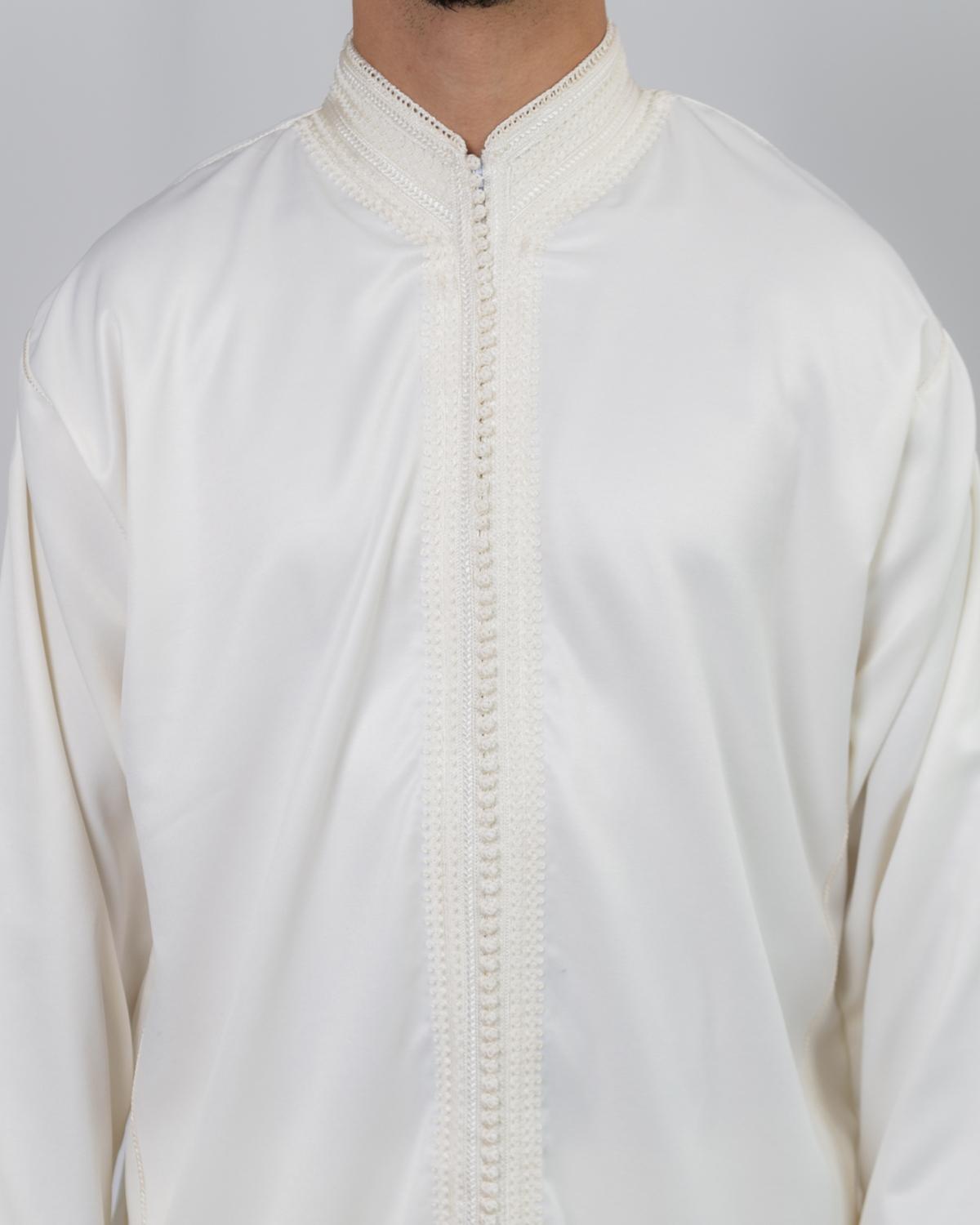 mannequin portant jabador homme matiere trois-pieces de couleur blanc avec un travail finition faite main vue motifs