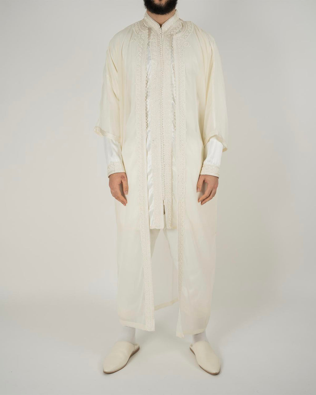 mannequin portant jabador homme matiere trois-pieces de couleur blanc avec un travail finition faite main vue entiere