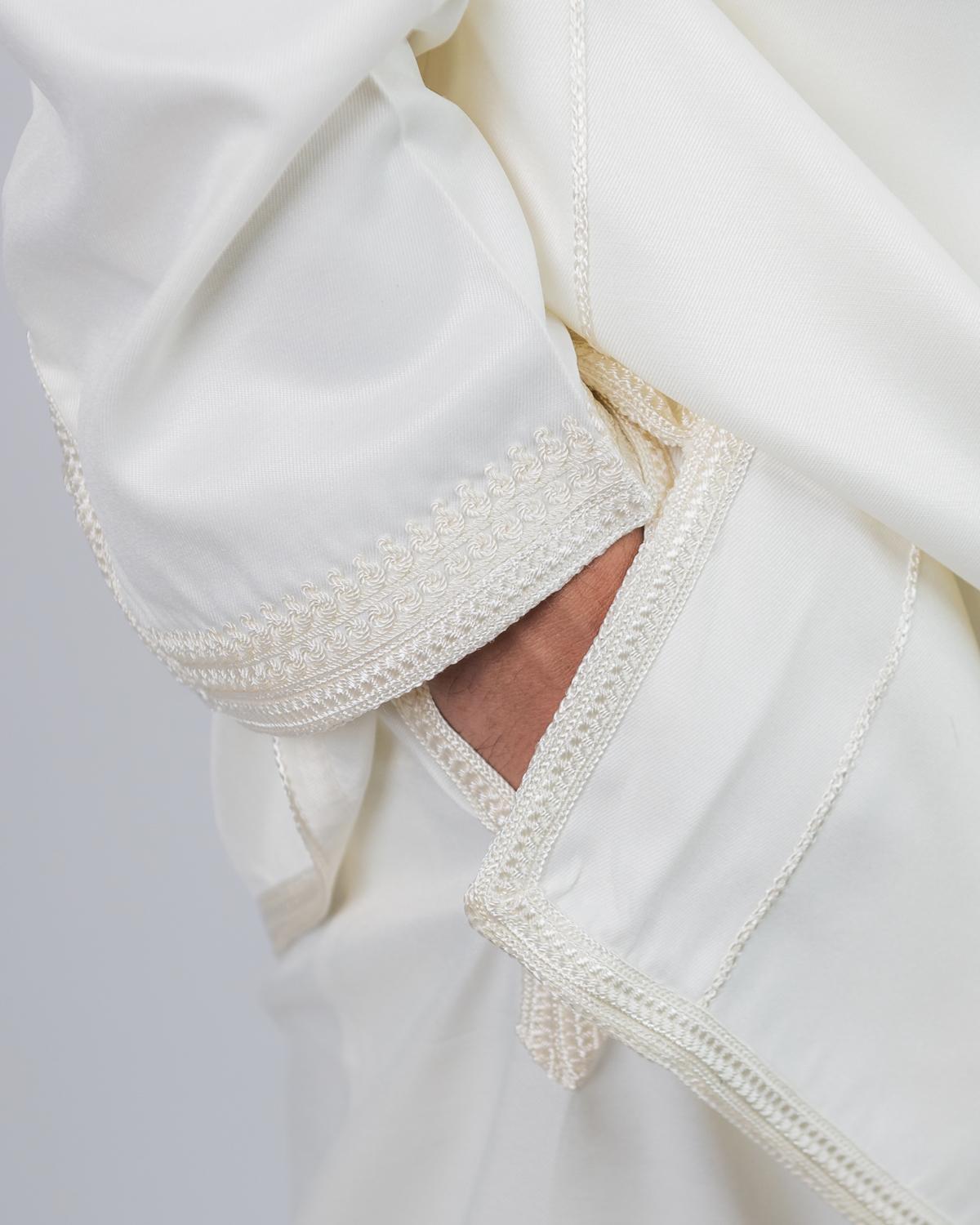 mannequin portant jabador homme matiere trois-pieces de couleur blanc avec un travail finition faite main vue entiere