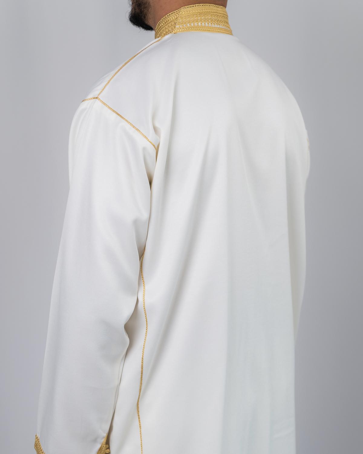 mannequin portant jabador homme matiere trois-pieces de couleur blanc avec un travail finition faite main vue face-rapprochee
