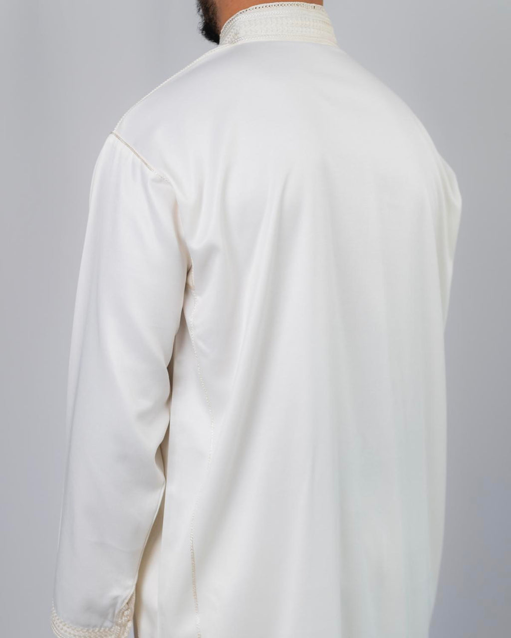 mannequin portant jabador homme matiere trois-pieces de couleur blanc avec un travail finition faite main vue face-rapprochee