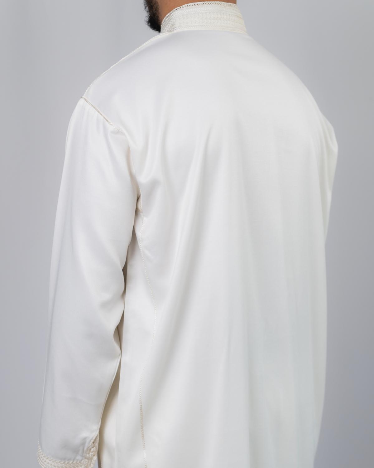 mannequin portant jabador homme matiere trois-pieces de couleur blanc avec un travail finition faite main vue face-rapprochee