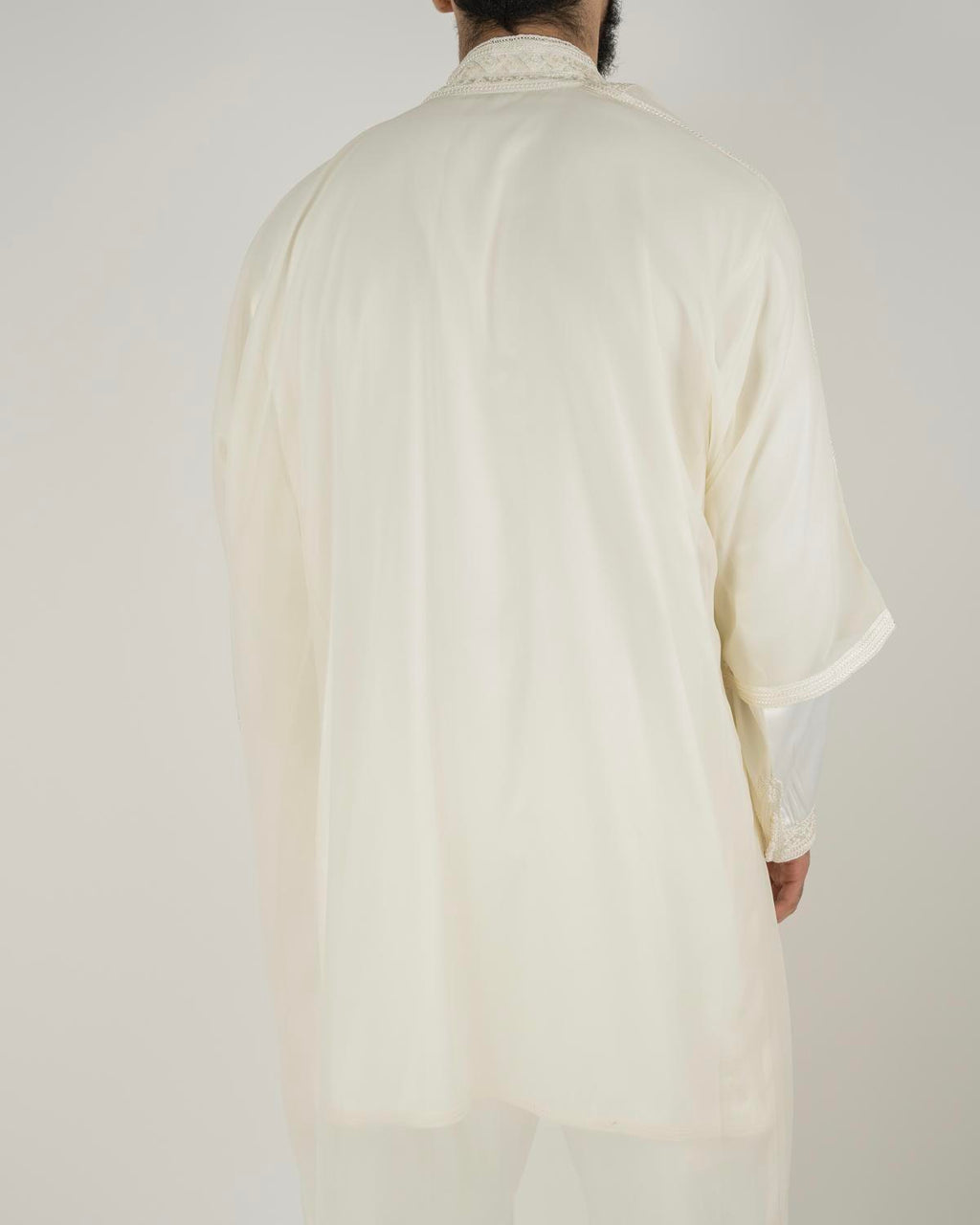 mannequin portant jabador homme matiere trois-pieces de couleur blanc avec un travail finition faite main vue dos
