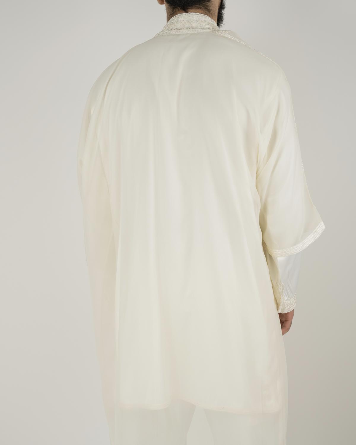 mannequin portant jabador homme matiere trois-pieces de couleur blanc avec un travail finition faite main vue dos