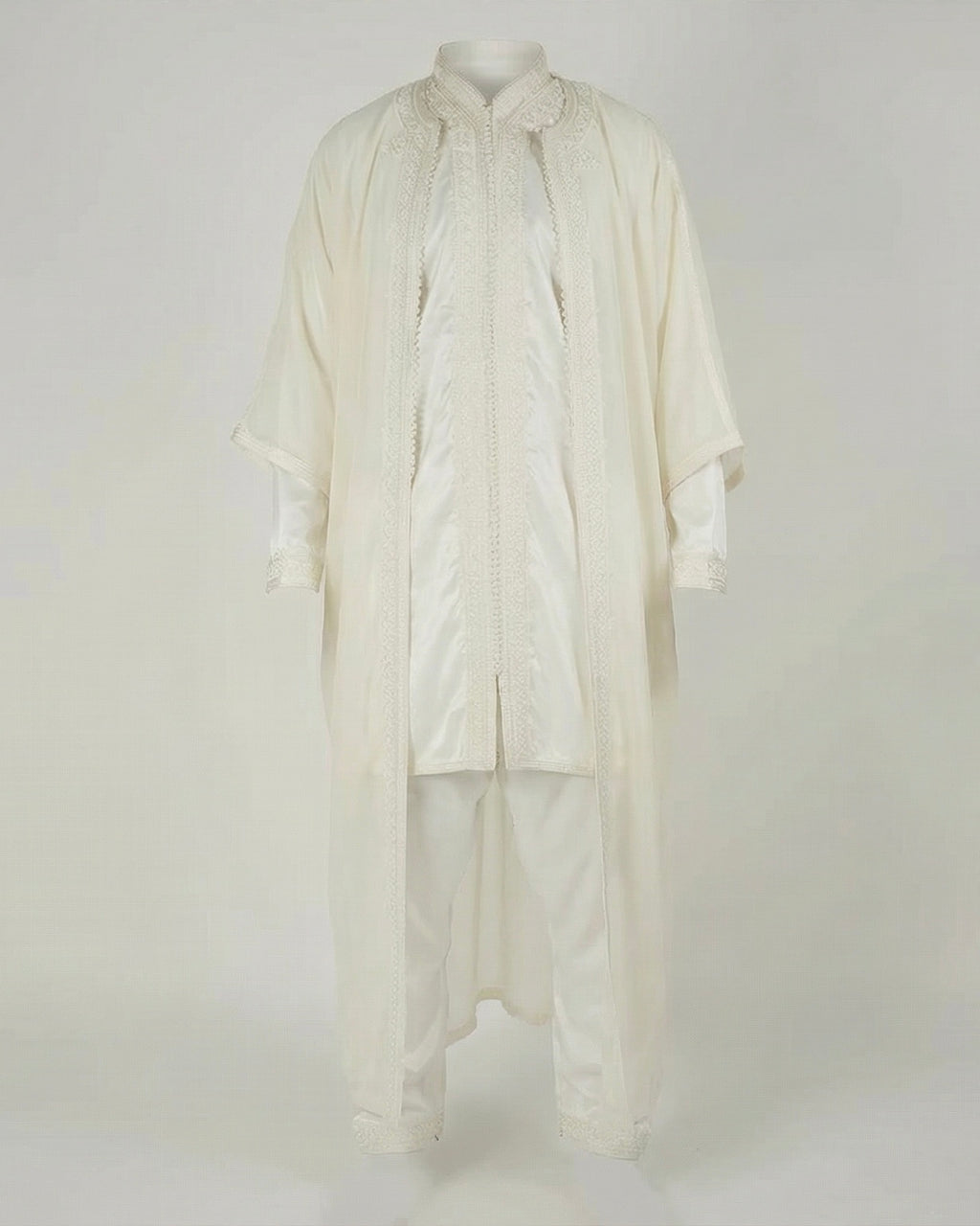 mannequin portant jabador homme matiere trois-pieces de couleur blanc avec un travail finition faite main vue entiere