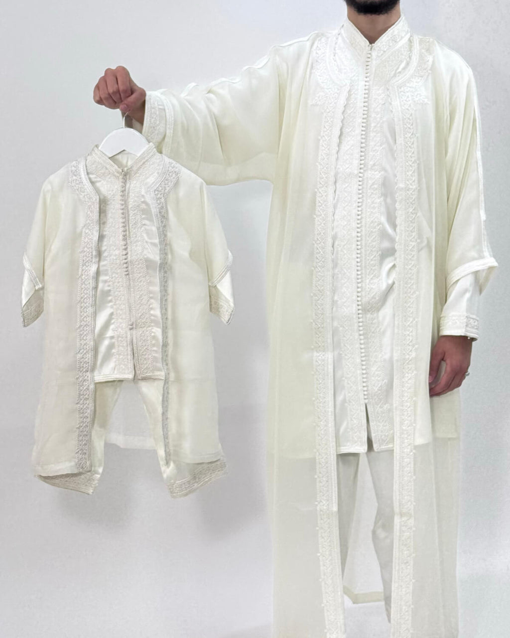 mannequin portant jabador homme matiere trois-pieces de couleur blanc avec un travail finition faite main vue entiere