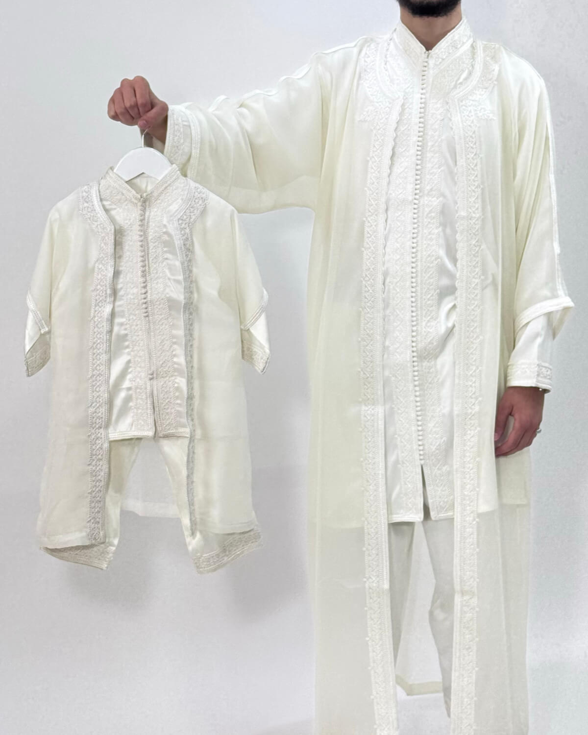 mannequin portant jabador homme matiere trois-pieces de couleur blanc avec un travail finition faite main vue entiere
