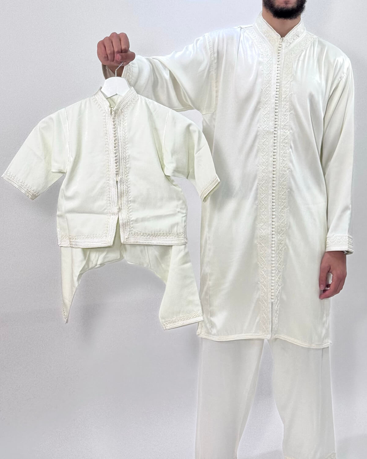 mannequin portant jabador homme matiere trois-pieces de couleur blanc avec un travail finition faite main vue entiere