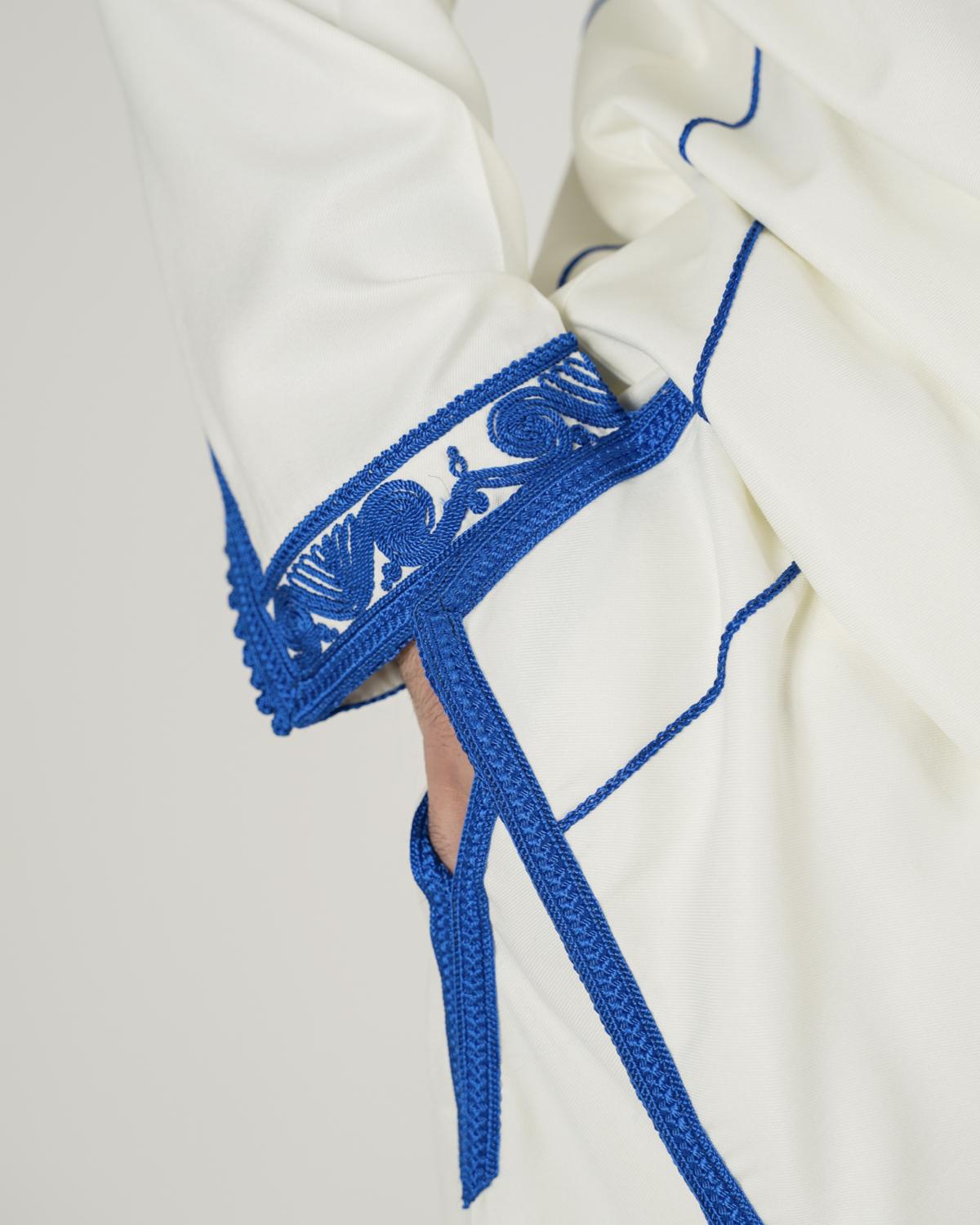 mannequin portant jabador homme matiere trois-pieces de couleur bleu avec un travail finition faite main vue manche