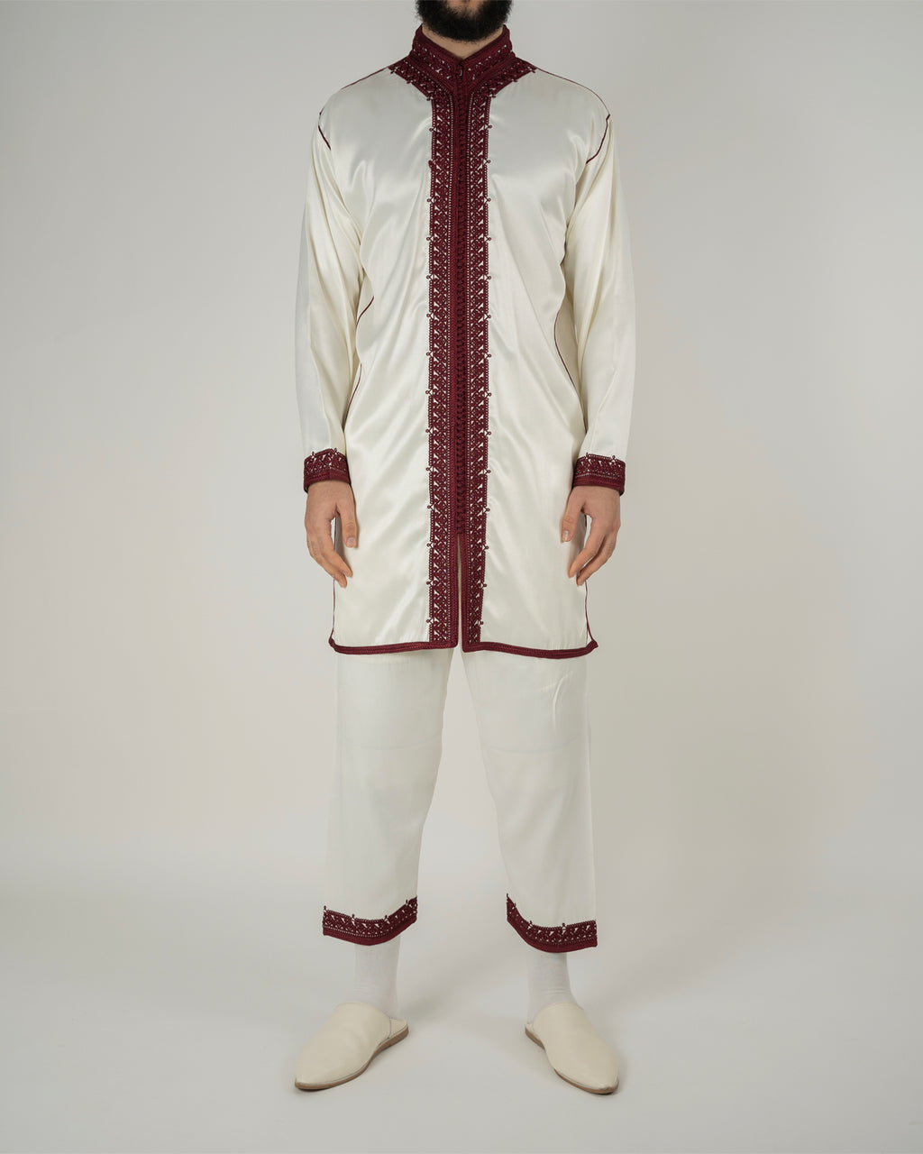 mannequin portant jabador homme matiere trois-pieces de couleur bordeaux avec un travail finition faite main vue sans-cape