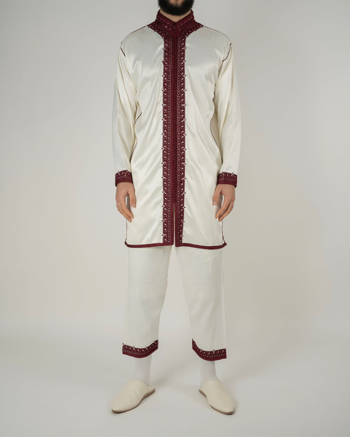 mannequin portant jabador homme matiere trois-pieces de couleur bordeaux avec un travail finition faite main vue sans-cape