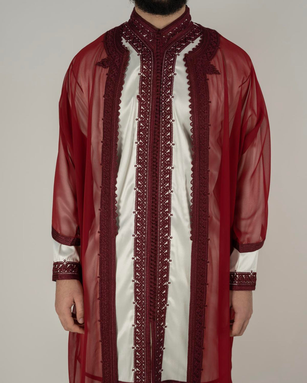 mannequin portant jabador homme matiere trois-pieces de couleur bordeaux avec un travail finition faite main vue face-rapprochee