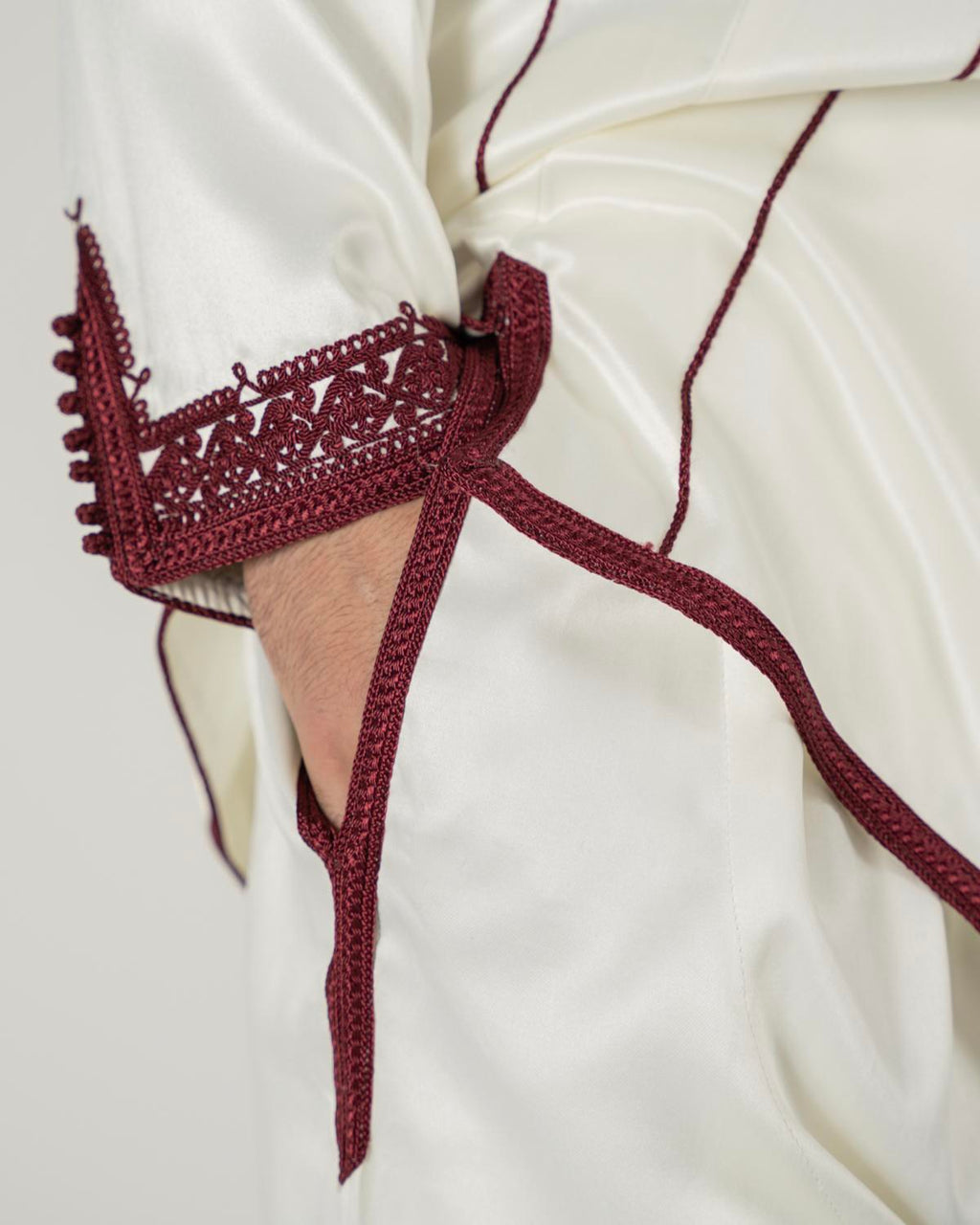 mannequin portant jabador homme matiere trois-pieces de couleur bordeaux avec un travail finition faite main vue manche