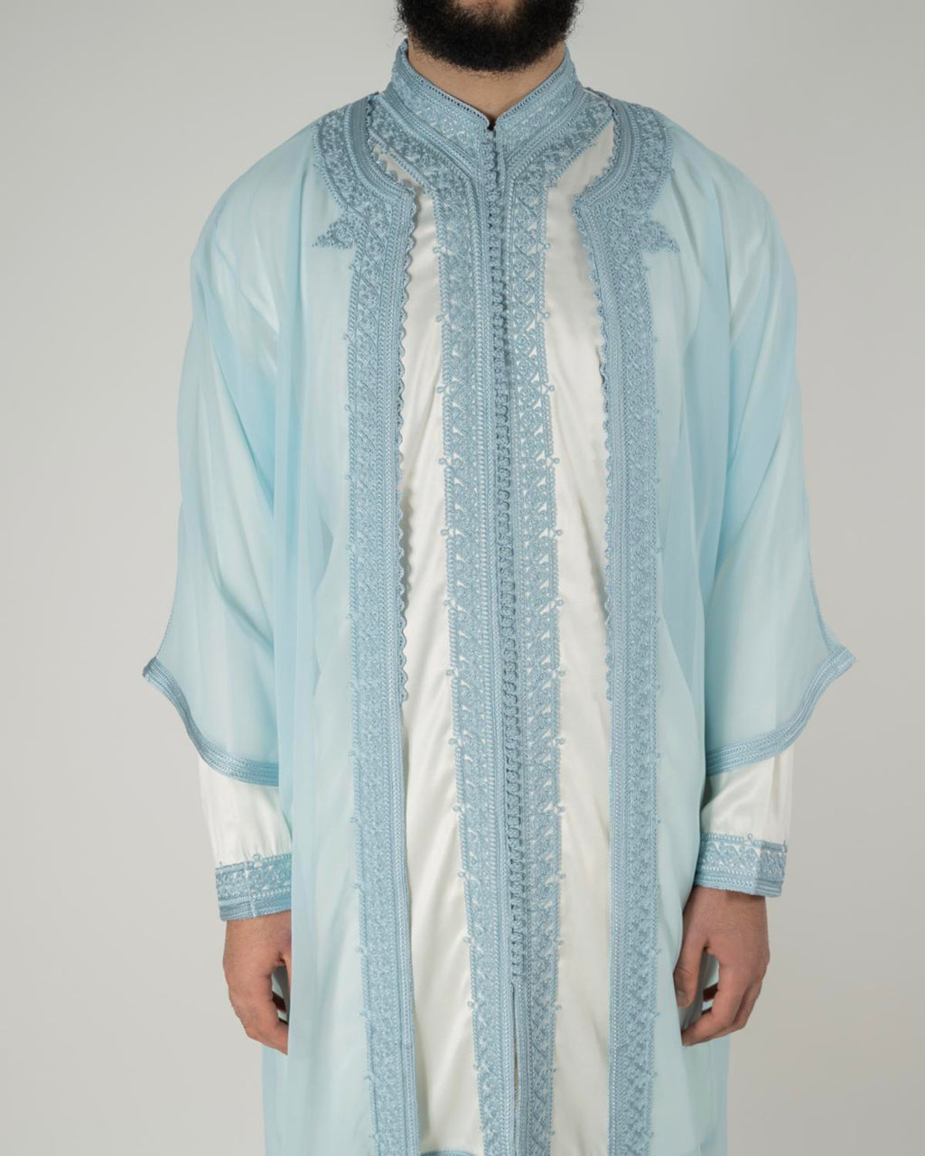 mannequin portant jabador homme matiere trois-pieces de couleur cyan avec un travail finition faite main vue face-rapprochee