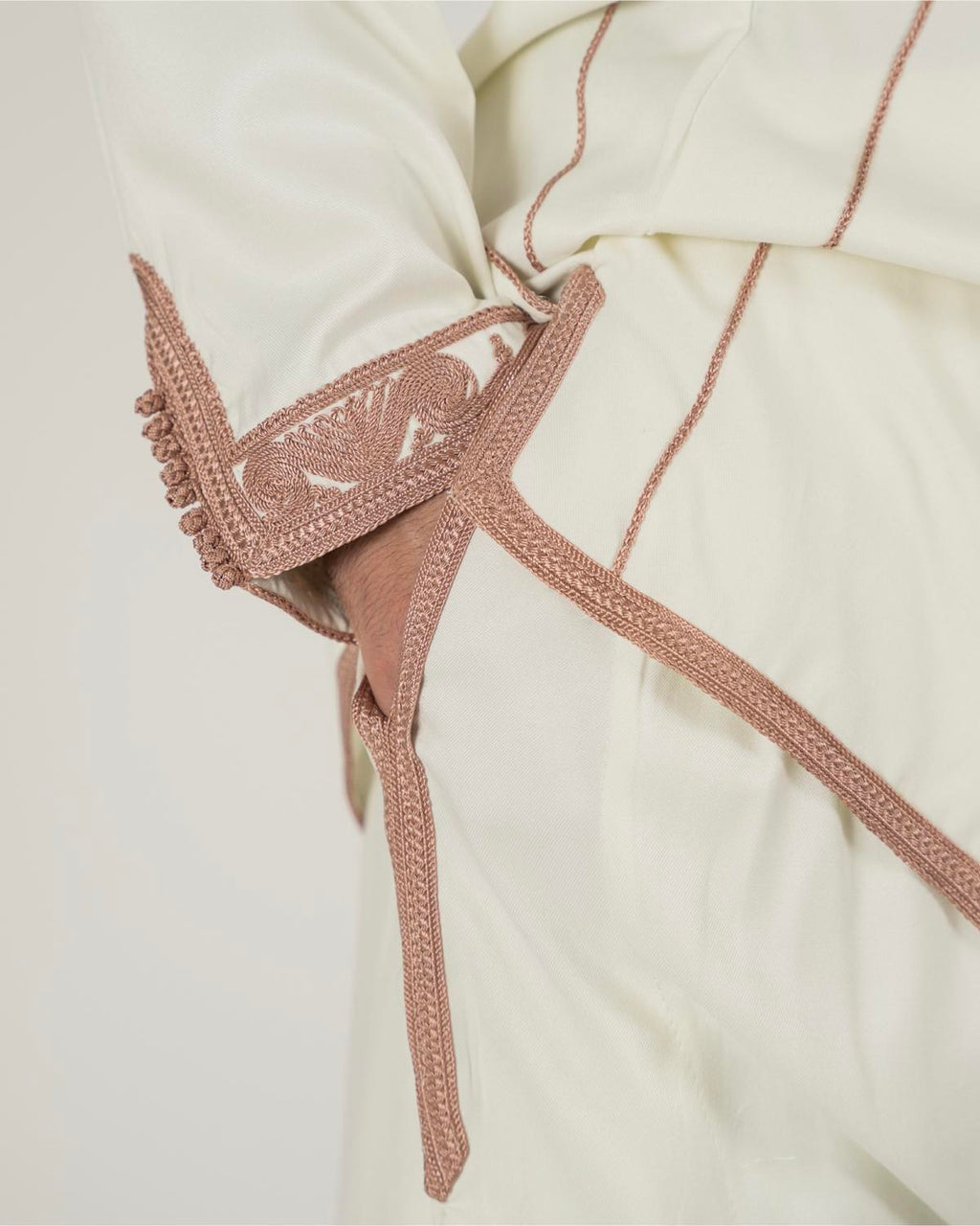 mannequin portant jabador homme matiere trois-pieces de couleur rose-gold avec un travail finition faite main vue manche