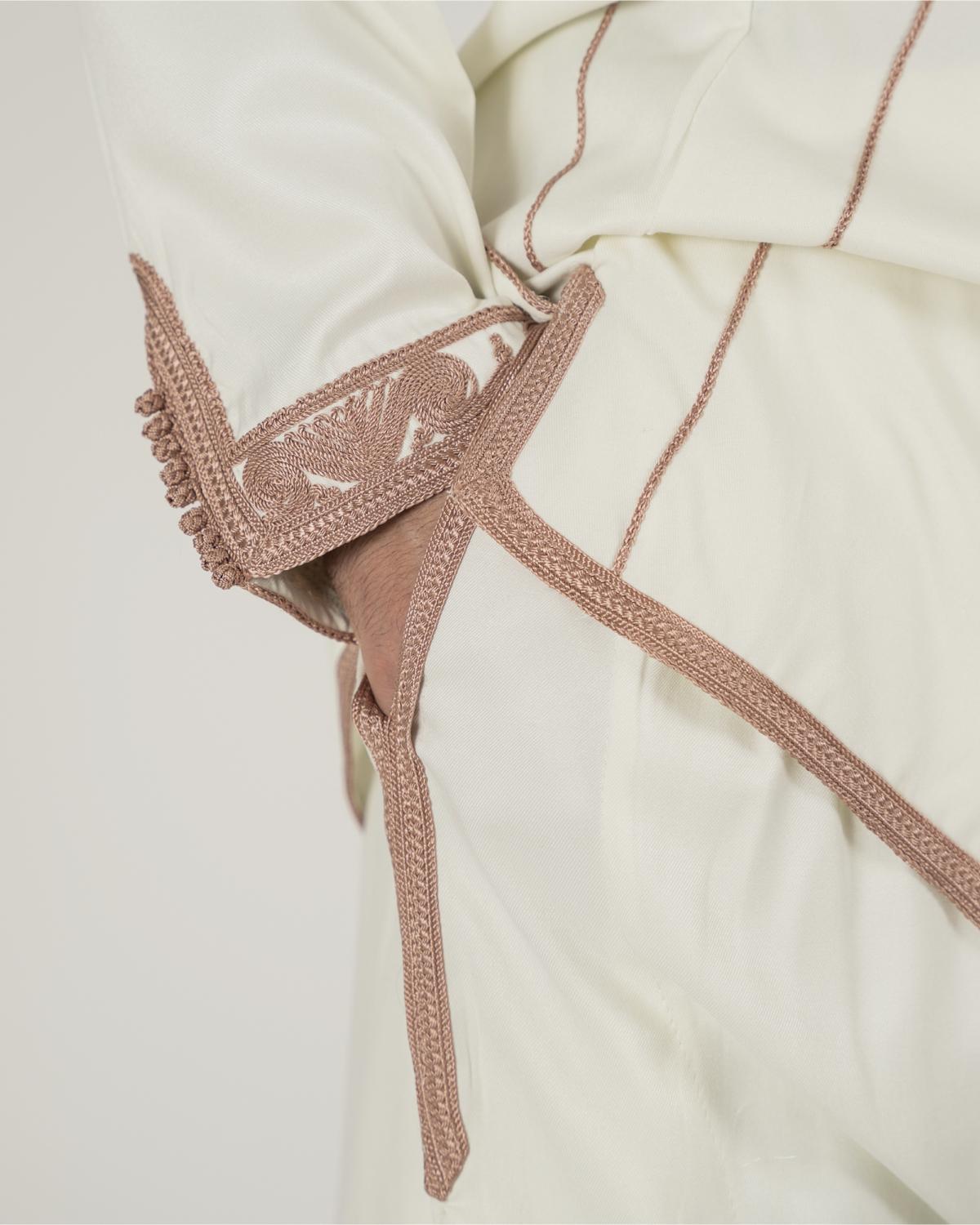 mannequin portant jabador homme matiere trois-pieces de couleur rose-gold avec un travail finition faite main vue manche