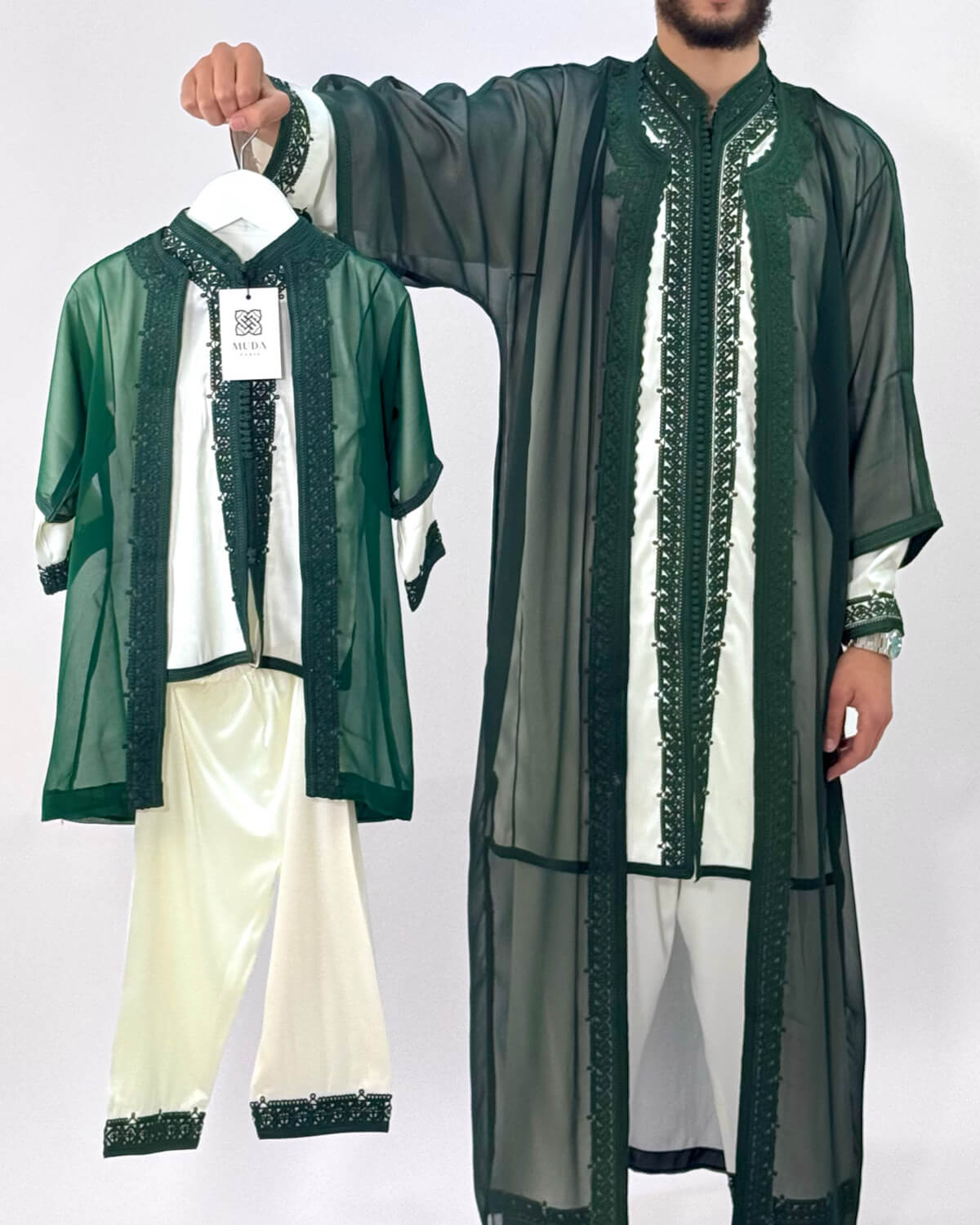 mannequin portant jabador homme matiere trois-pieces de couleur vert avec un travail finition faite main vue entiere