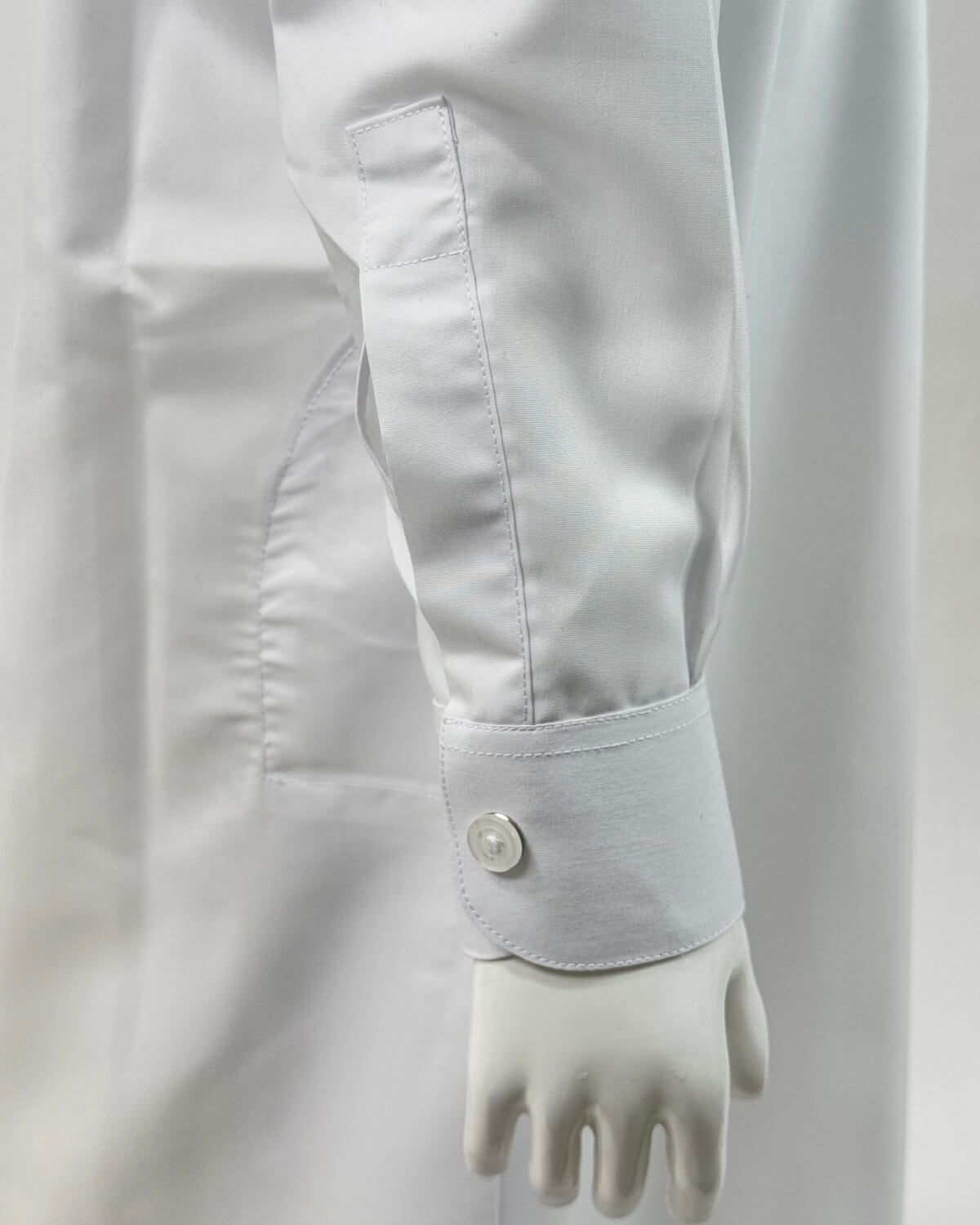 mannequin portant qamis enfant matiere leger de couleur blanc vue manche