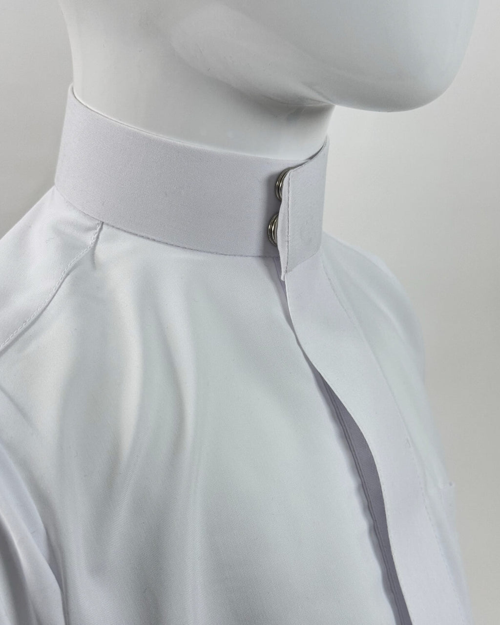 mannequin portant qamis enfant matiere leger de couleur blanc vue details-rapproches