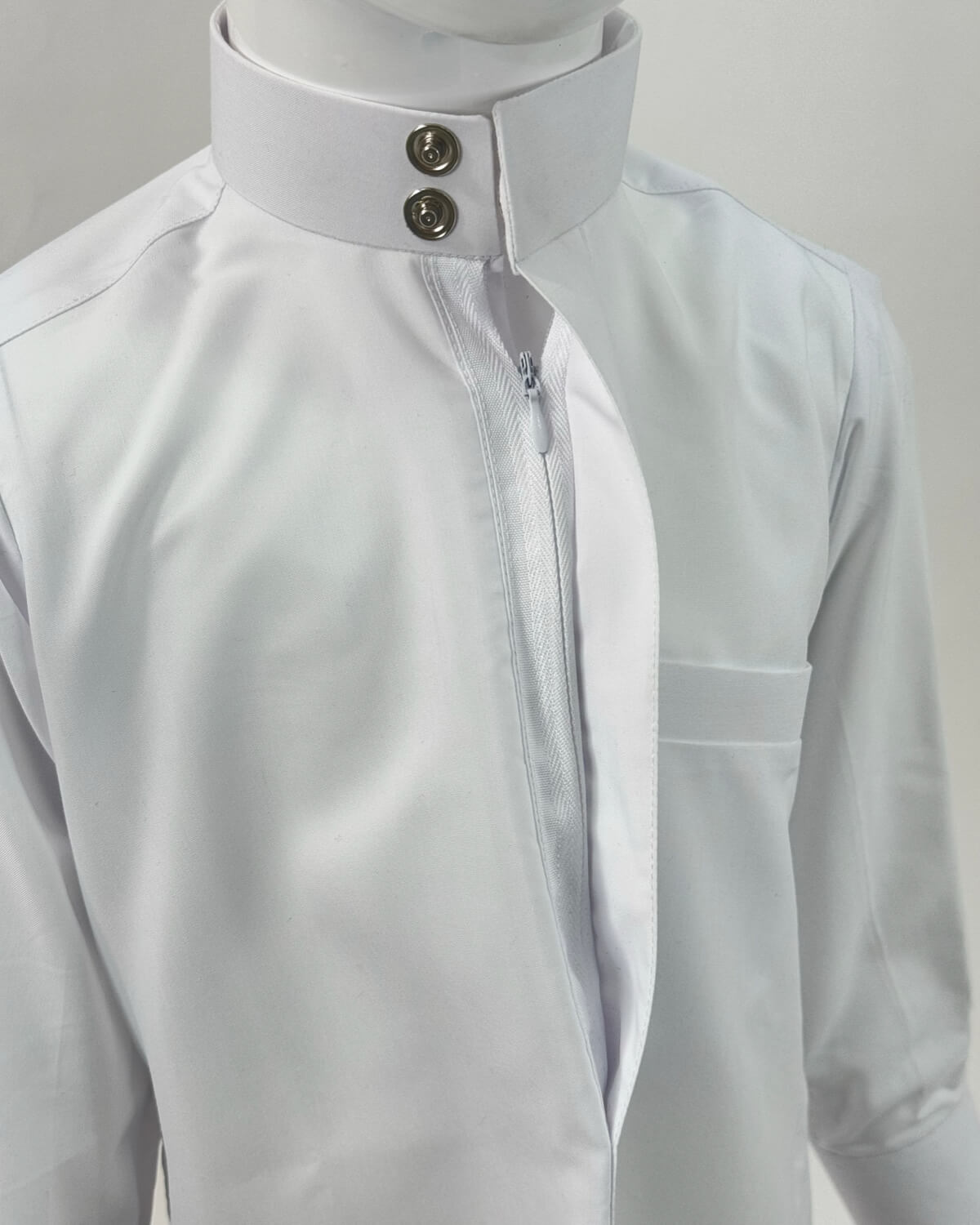 mannequin portant qamis enfant matiere leger de couleur blanc vue face-rapprochee