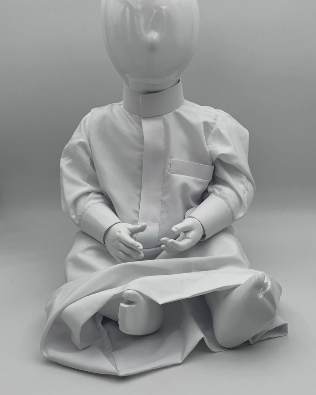 mannequin portant qamis enfant matiere leger de couleur blanc vue entiere