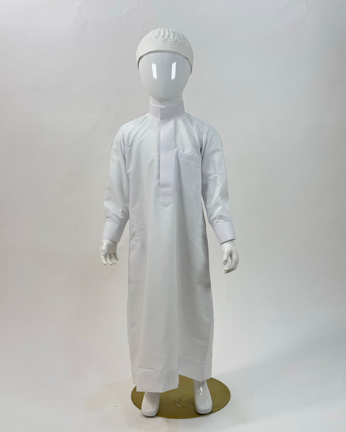 mannequin portant qamis enfant matiere leger de couleur blanc vue entiere