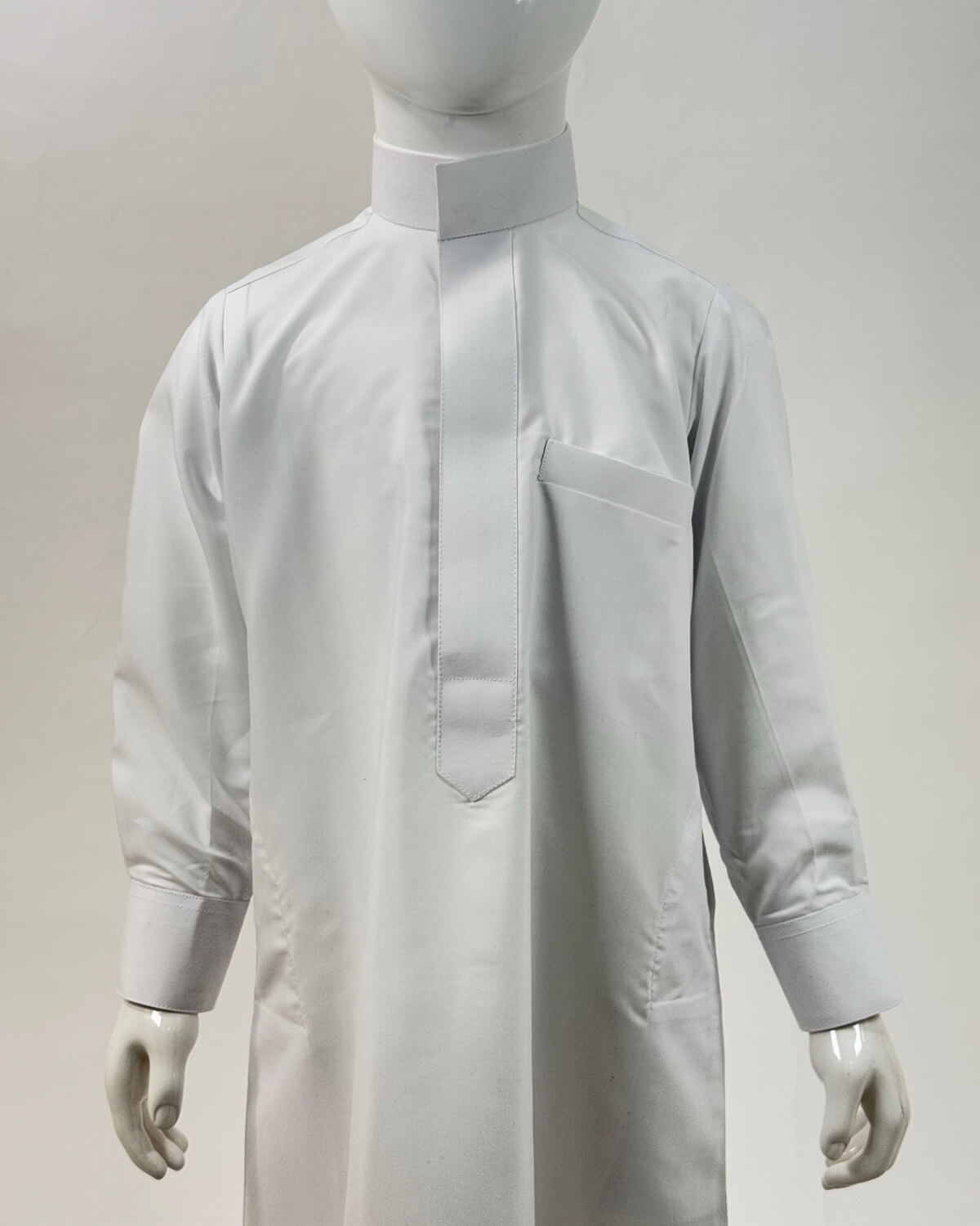 mannequin portant qamis enfant matiere leger de couleur blanc vue face-rapprochee