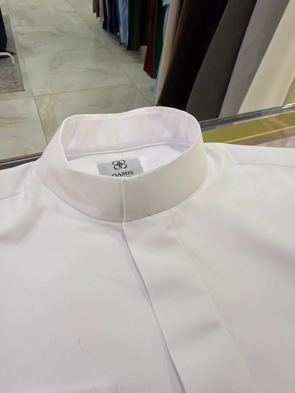 mannequin portant qamis homme matiere leger de couleur blanc vue details-rapproches