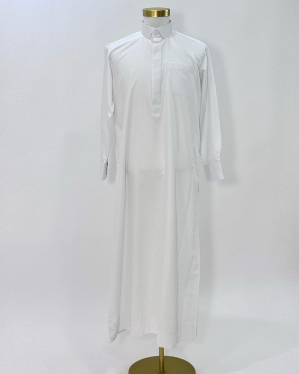 mannequin portant qamis homme matiere leger de couleur blanc vue entiere