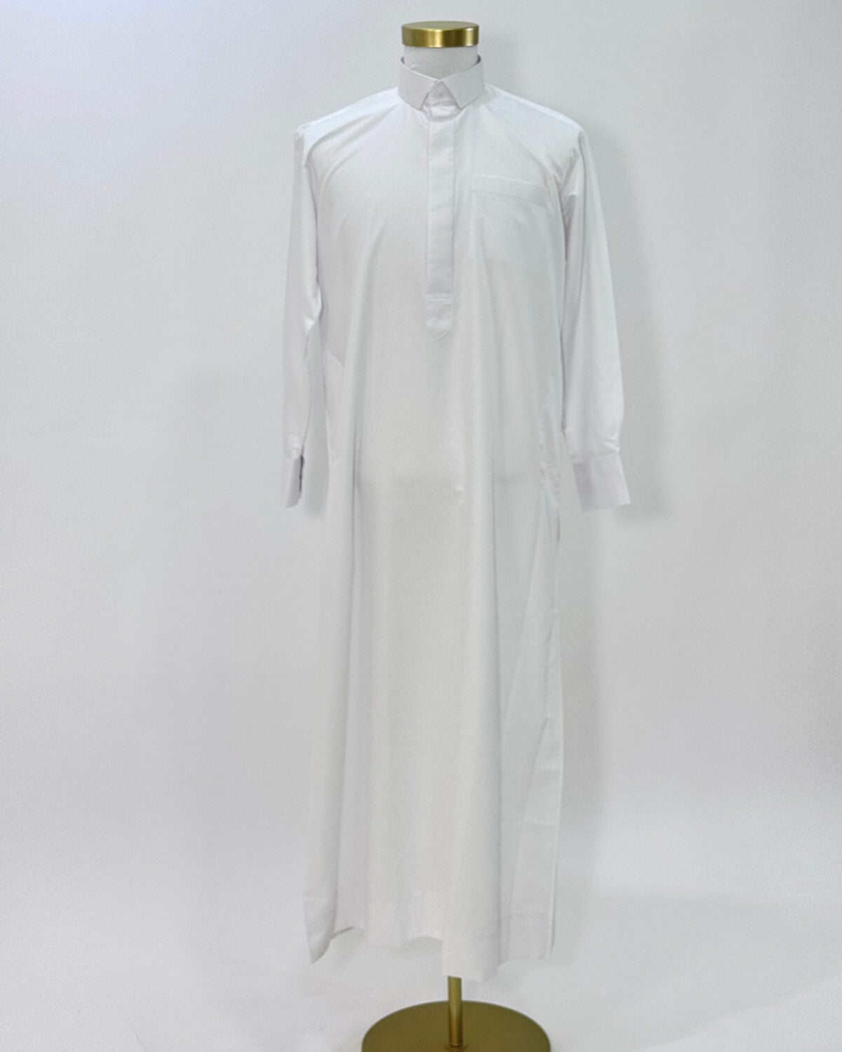 mannequin portant qamis homme matiere leger de couleur blanc vue entiere