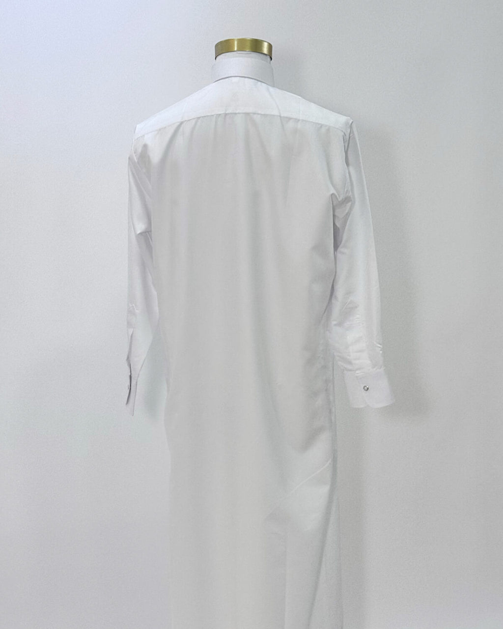 mannequin portant qamis homme matiere leger de couleur blanc vue dos