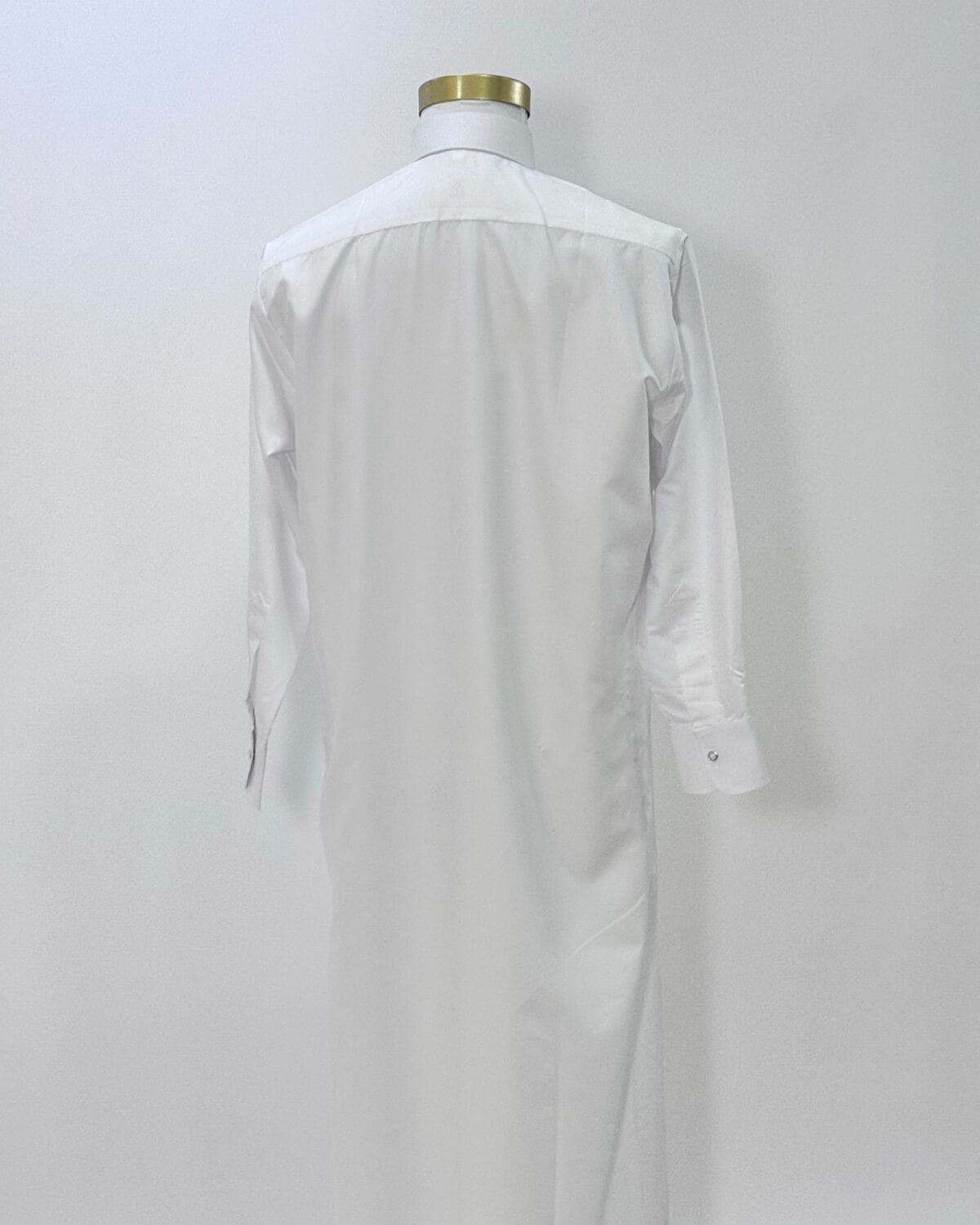 mannequin portant qamis homme matiere leger de couleur blanc vue dos