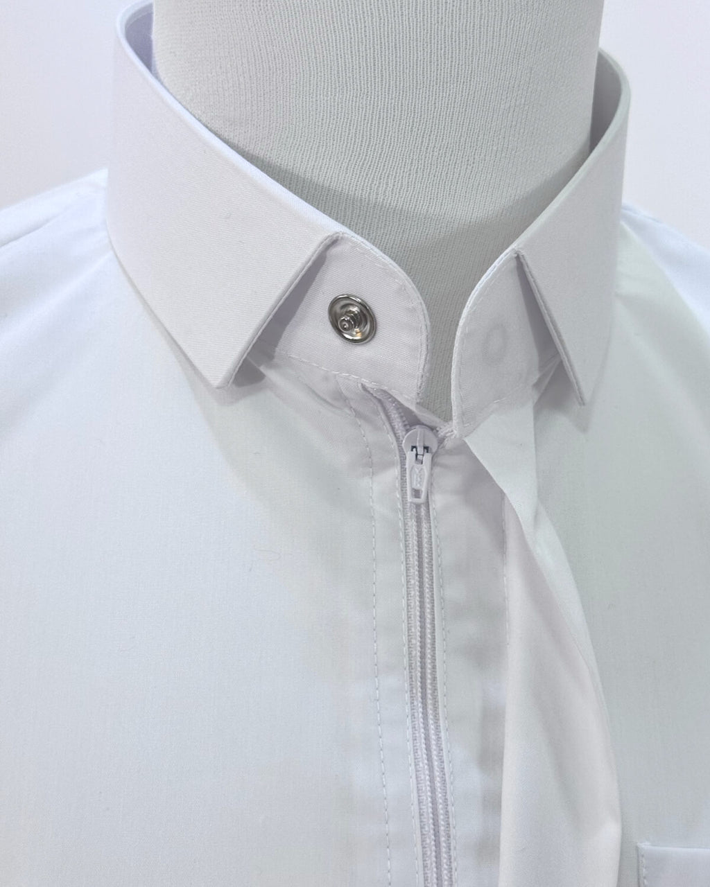 mannequin portant qamis homme matiere leger de couleur blanc vue col