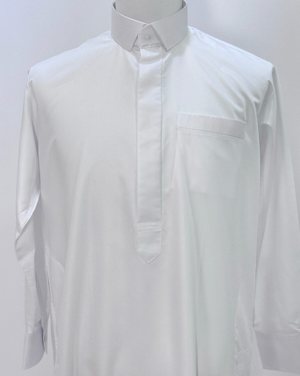 mannequin portant qamis homme matiere leger de couleur blanc vue face-rapprochee