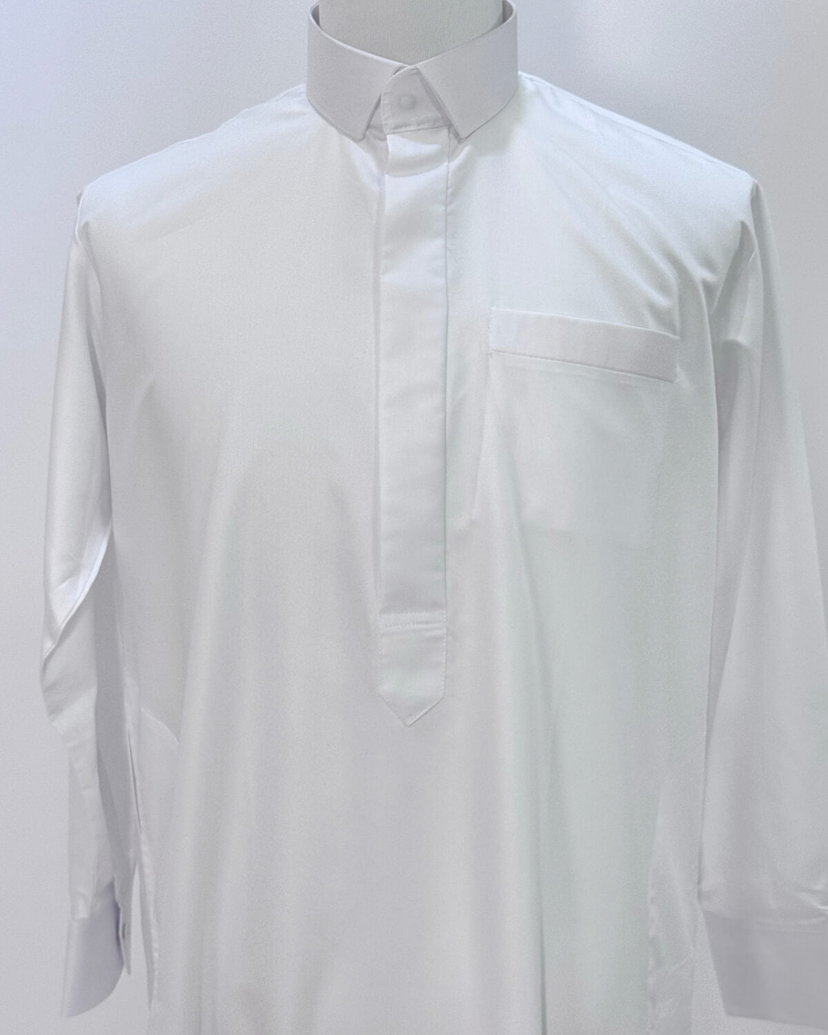 mannequin portant qamis homme matiere leger de couleur blanc vue face-rapprochee