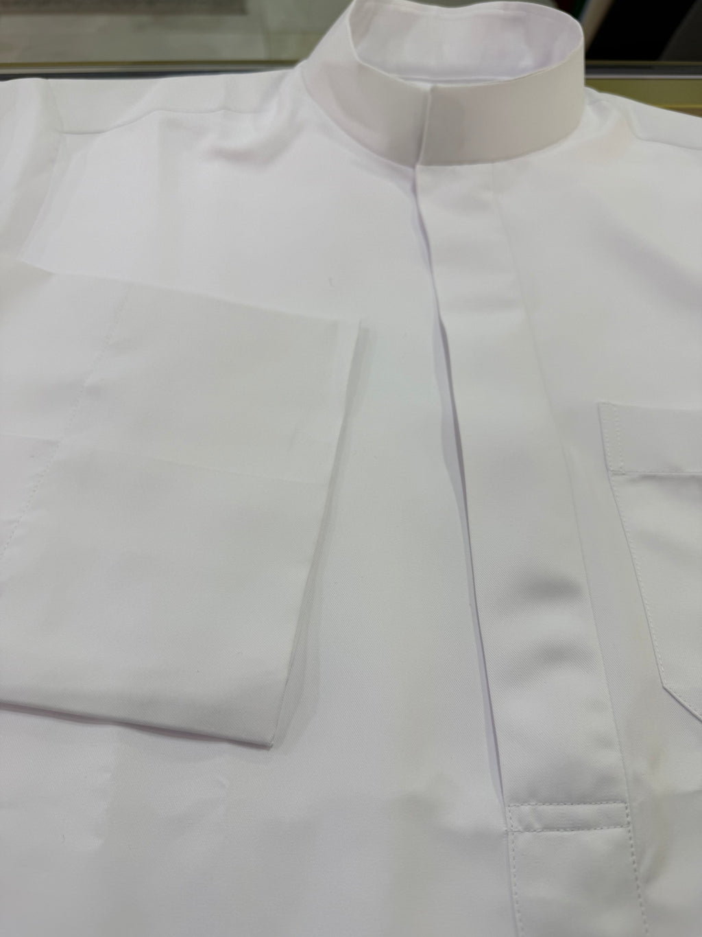 mannequin portant qamis homme matiere leger de couleur blanc vue motifs