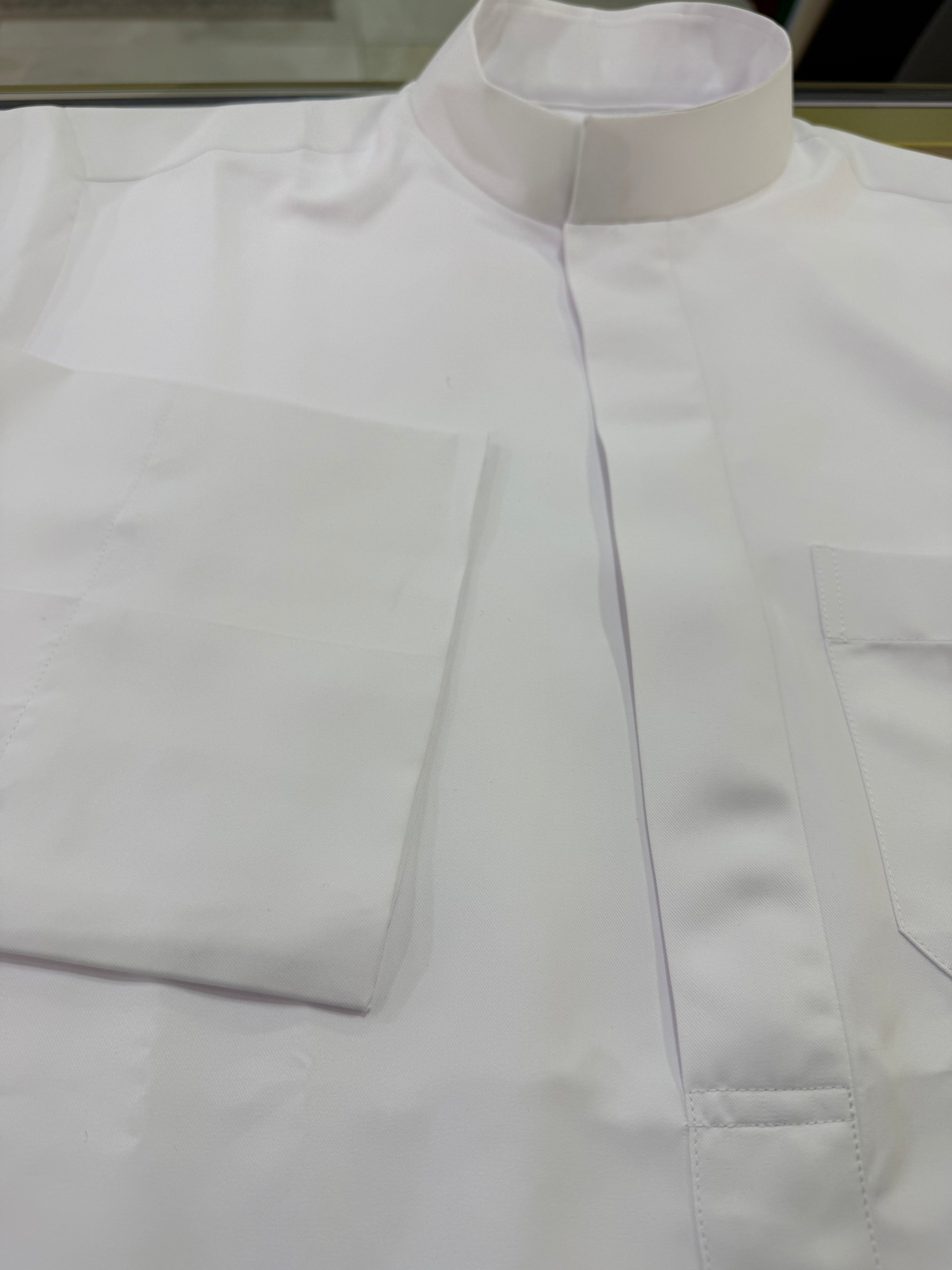 mannequin portant qamis homme matiere leger de couleur blanc vue motifs