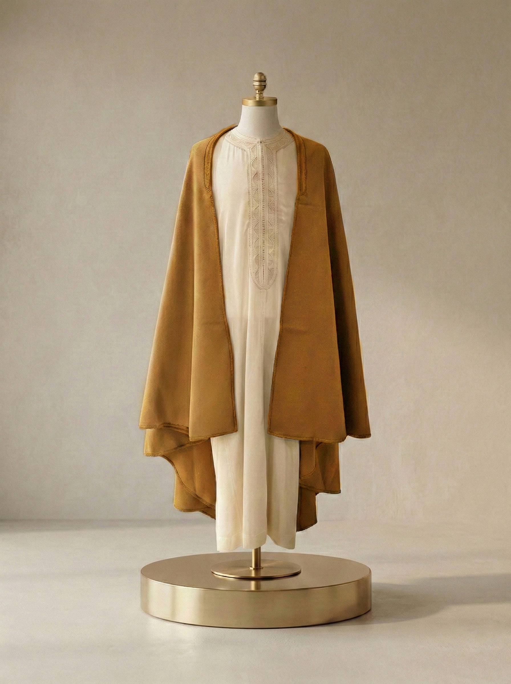 mannequin portant selham homme matiere epais de couleur camel avec un travail entierement fait main vue entiere